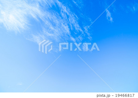 雲片　青い空　巻雲　筋雲　白い雲　すじ雲　冬の空　背景用素材　クラウド　青空　合成用背景 19466817
