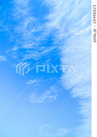 雲片　青い空　巻雲　筋雲　白い雲　すじ雲　冬の空　背景用素材　クラウド　青空　合成用背景 19466823