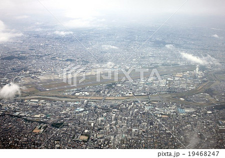 伊丹、大阪国際空港を上空から望む 伊丹、大阪国際空港を上空から望む 19468247