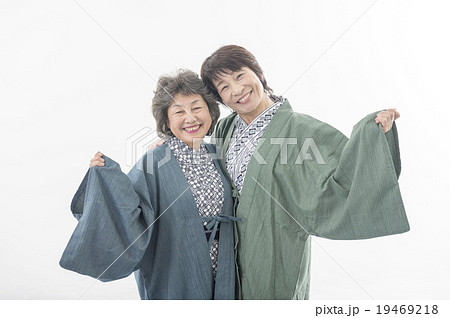 温泉浴衣のシニア女性２人 19469218
