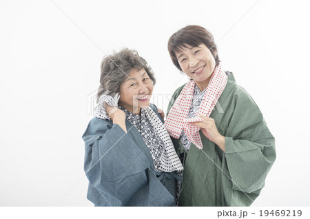 温泉浴衣のシニア女性２人 19469219