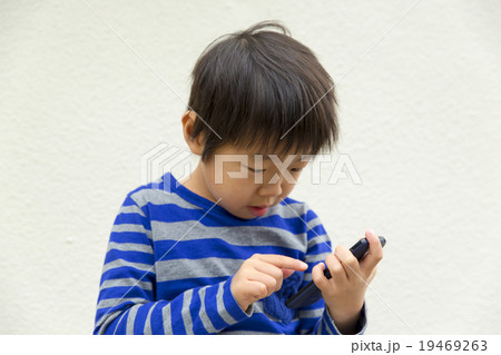 スマホを操作する 幼稚園児 男の子 スマホを操作する 幼稚園児 男の子 19469263