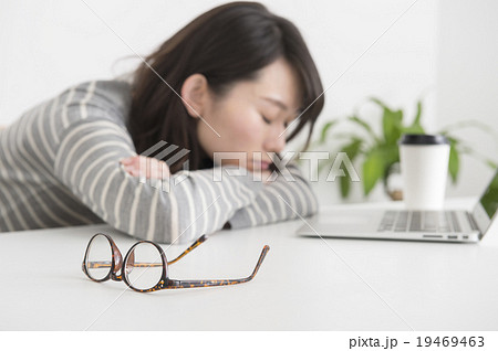 デスクワーク・疲労 19469463