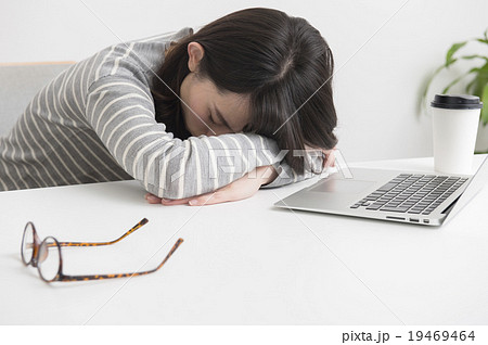 デスクワーク・疲労 19469464