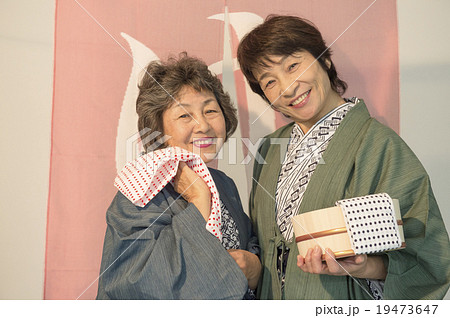 温泉浴衣のシニア女性２人 19473647