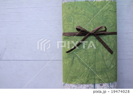 和風のラッピングをしてあるプレゼント 19474028