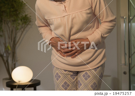 パジャマを着たシニア女性 パジャマを着たシニア女性 19475257