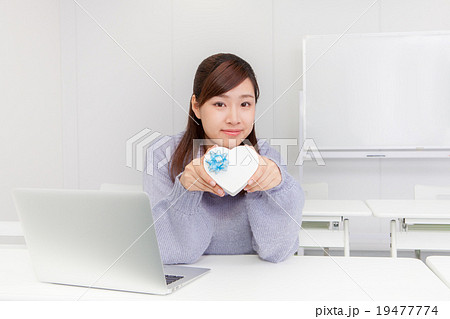 ハート型のプレゼントボックスを持つ女性 ハート型のプレゼントボックスを持つ女性 19477774