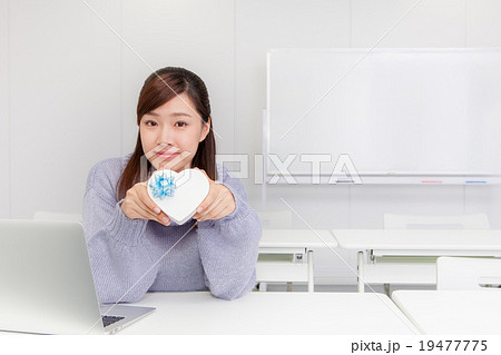 ハート型のプレゼントボックスを持つ女性 ハート型のプレゼントボックスを持つ女性 19477775