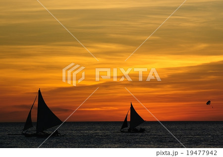 Ocean sunset glow landscape Ocean sunset glow landscape 19477942