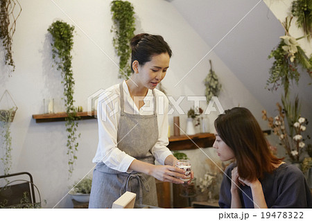 オーガニックコスメを楽しむ女性 19478322