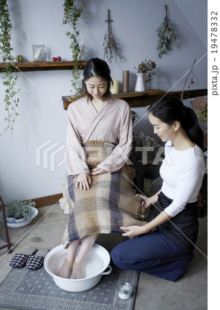 アロマエステを楽しむ女性 19478332