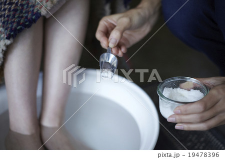 フットバスを楽しむ女性 19478396