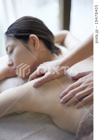 エステを受ける女性 エステを受ける女性 19478405