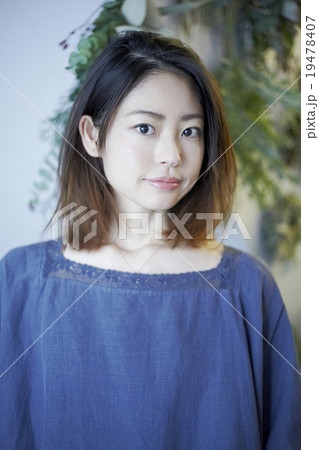 ボタニカルな空間にいる女性 ボタニカルな空間にいる女性 19478407