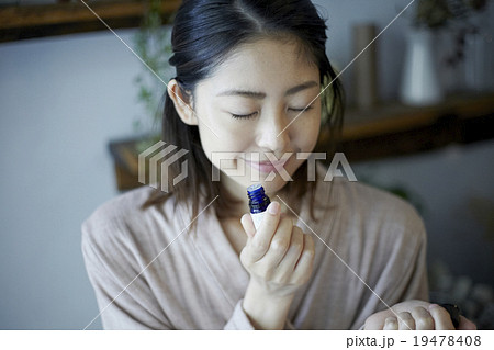 オーガニックコスメを楽しむ女性 オーガニックコスメを楽しむ女性 19478408