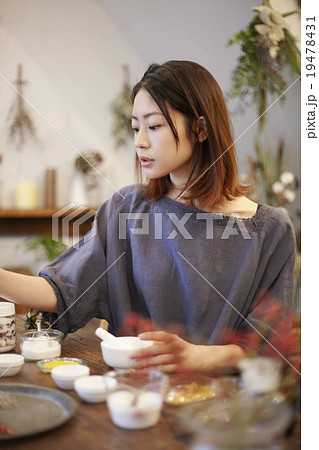 オーガニックコスメを楽しむ女性 オーガニックコスメを楽しむ女性 19478431