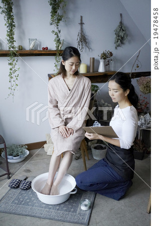 アロマエステを楽しむ女性 19478458