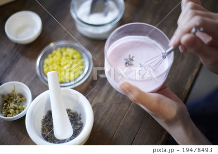 オーガニックコスメを楽しむ女性 19478493