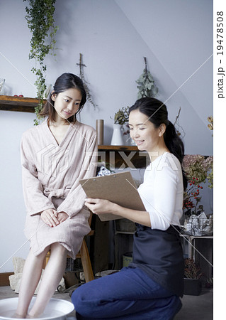 アロマエステを楽しむ女性 19478508