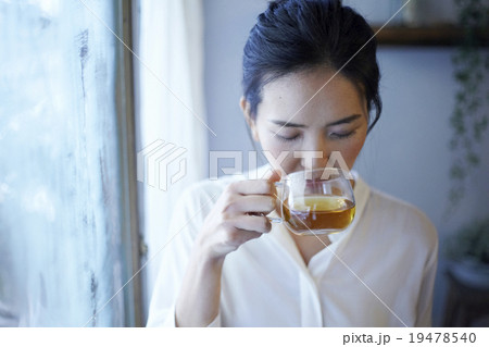 窓際でくつろぐ女性 19478540