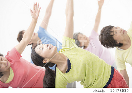 ヨガをする元気なシニア女性 19478656