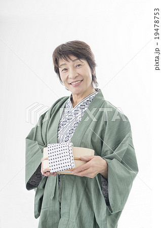 温泉浴衣を着たシニア女性 19478753