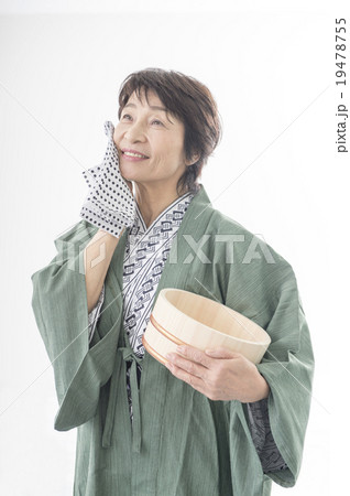 温泉浴衣を着たシニア女性 19478755