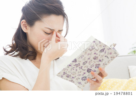 ソファで読書する若い女性 19478801