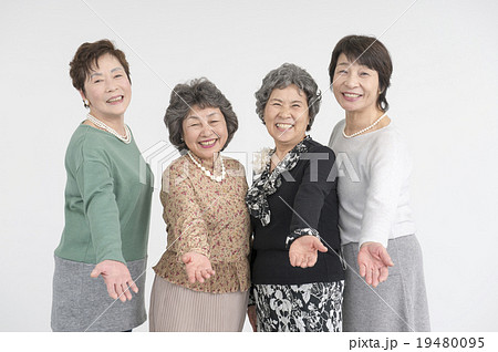 おしゃれをしたシニア女性4人 の写真素材