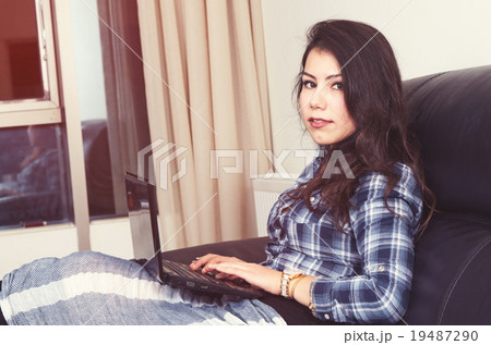 girl with computer 19487290
