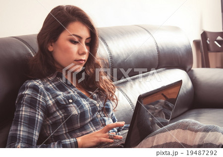 girl with computer 19487292