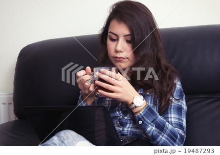 girl with computer 19487293