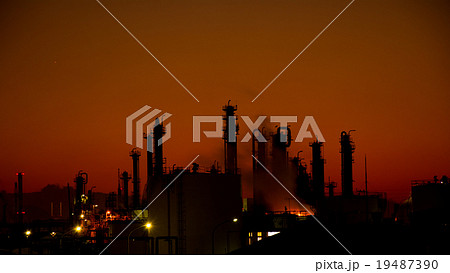 川崎の工場の夕景・夜景 19487390