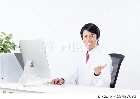 白衣の男性（オフィス） 19487633