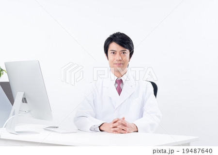 白衣の男性（オフィス） 19487640