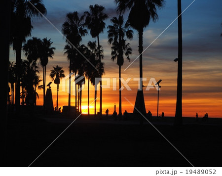 アメリカ ロサンゼルス ヴェニスビーチの夕暮れ アメリカ ロサンゼルス ヴェニスビーチの夕暮れ 19489052