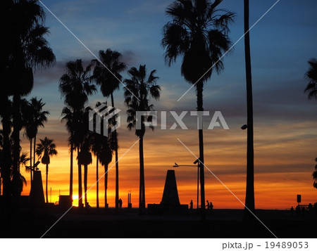 アメリカ　ロサンゼルス　ヴェニスビーチの夕暮れ　 19489053