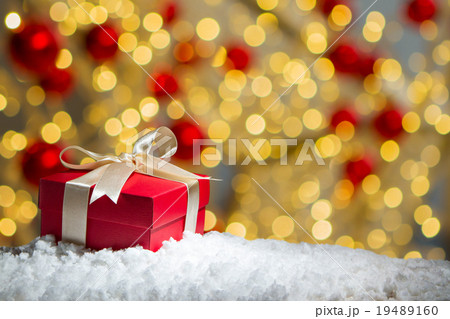 Red gift box on snow with abstact bokeh background 19489160
