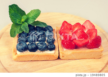 Blueberry and strawberry shortcake 19489805
