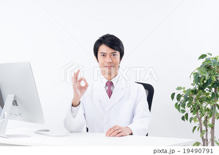 白衣の男性 19490791