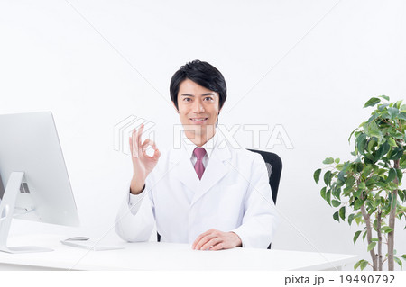 白衣の男性 19490792