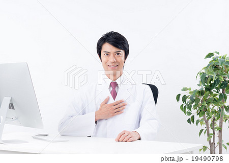 白衣の男性 19490798