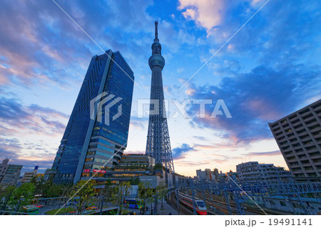 夕暮れの東京スカイツリーとスカイツリータウン 19491141