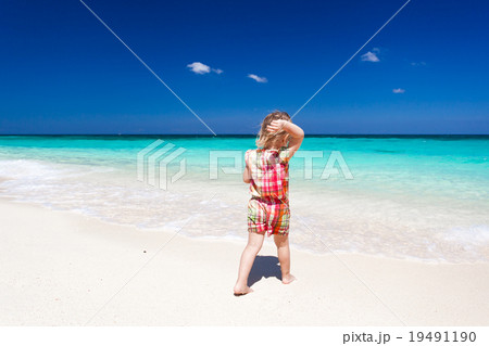Happy little girl on the beach 19491190