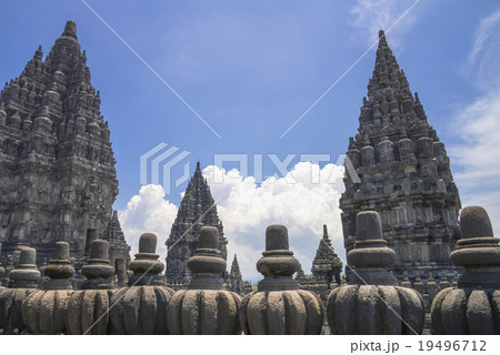 ジャワ島のプランバナン寺院遺跡 19496712