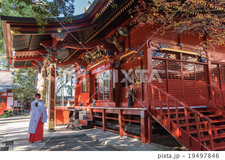 群馬県 冠稲荷神社 笛を吹く巫女さん 群馬県 冠稲荷神社 笛を吹く巫女さん 19497846