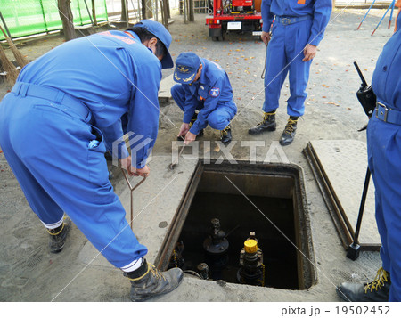 防災訓練 地下貯水槽 フタ開け 防災訓練 地下貯水槽 フタ開け 19502452