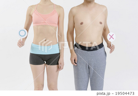 太った男性とスリムな若い女性 19504473