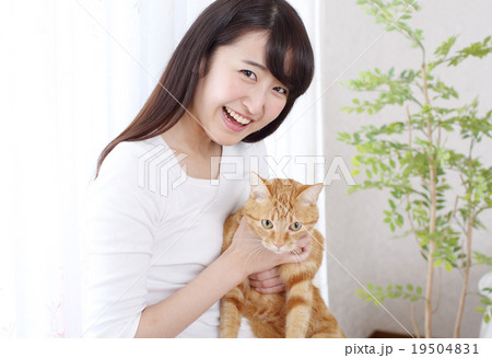 猫をかわいがる女性 猫をかわいがる女性 19504831